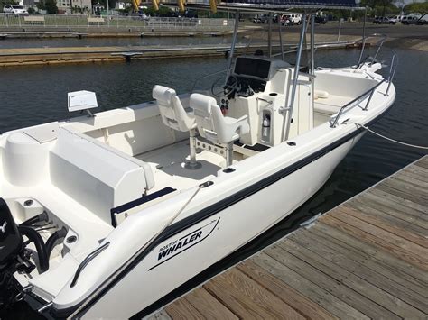 Boston Whaler 230 Outrage